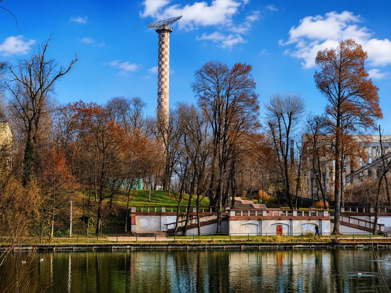 Turnul Parașutiștilor din București, uriașul de beton care îi învăța pe oameni să cadă